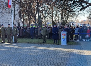 Policjanci podczas uroczystości szkolnych