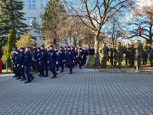 Policjanci podczas uroczystości szkolnych