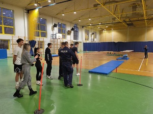 Policjanci podczas testu sprawności fizycznej na terenie szkoły