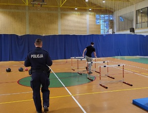 Policjanci podczas testu sprawności fizycznej na terenie szkoły