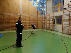 Policjanci podczas testu sprawności fizycznej na terenie szkoły