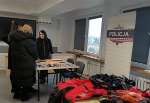 Policjanci podczas drzwi otwartych w komendzie