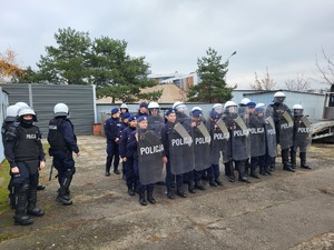 Policjanci podczas drzwi otwartych w komendzie