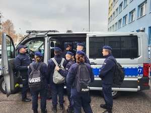 Policjanci podczas drzwi otwartych w komendzie