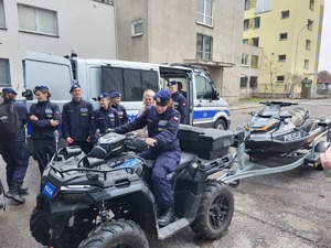 Policjanci podczas drzwi otwartych w komendzie