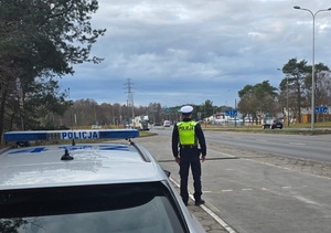 Policjant podczas działań BEZPIECZNY PIESZY