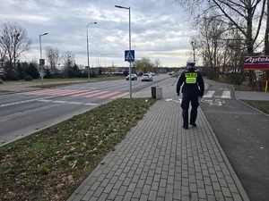 Policjant podczas działań BEZPIECZNY PIESZY