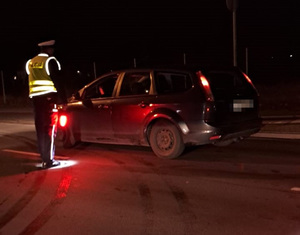 Policjant podczas kontroli na drodze związanej z działaniami trzeźwy kierujący