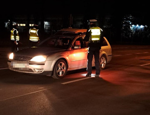 Policjant podczas kontroli na drodze związanej z działaniami trzeźwy kierujący