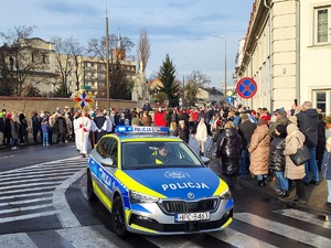 Policjanci podczas zabezpieczenia przemarszu ulicami miasta