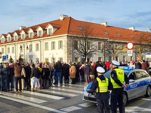 Policjanci podczas zabezpieczenia przemarszu ulicami miasta