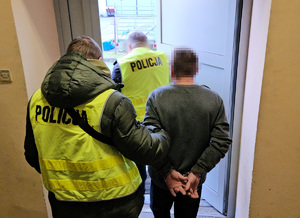 Policjanci podczas doprowadzania osoby do prokuratury