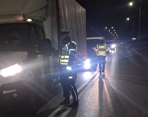 Policjanci podczas działań na drodze, kontrolują trzeźwość kierujących