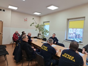 Policjant podczas spotkania z funkcjonariuszami straży miejskiej