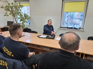 Policjant podczas spotkania z funkcjonariuszami straży miejskiej