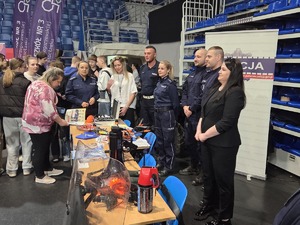 Policjanci podczas targów na stosiku prezentują wyposażenie policyjne
