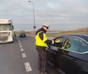 Policjanci podczas sprawdzania trzeźwości kierowców