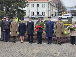 Policjanci podczas uroczystości pod pomnikiem we Włocławku