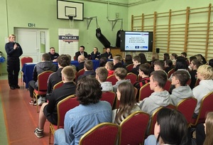 Policjanci podczas spotkania na terenie szkoły