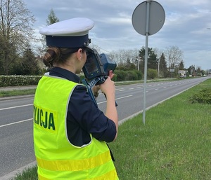Policjanci podczas działań na drodze