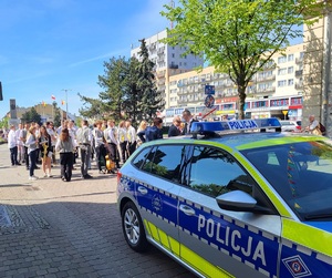 Policjanci podczas zabezpieczania przemarszu ulicami miasta