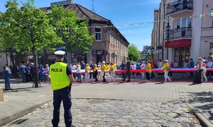 Policjanci podczas zabezpieczania przemarszu ulicami miasta