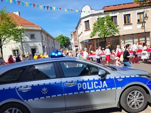 Policjanci podczas zabezpieczania przemarszu ulicami miasta