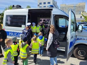Policjanci podczas oprowadzania dzieci po terenie komendy