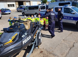 Policjanci podczas oprowadzania dzieci po terenie komendy