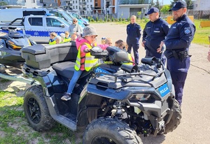 Policjanci podczas oprowadzania dzieci po terenie komendy