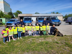 Policjanci podczas oprowadzania dzieci po terenie komendy