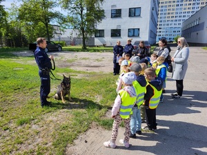 Policjanci podczas oprowadzania dzieci po terenie komendy