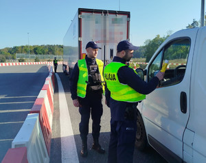 Policjanci podczas sprawdzania trzeźwości kierowców na węzłach autostradowych