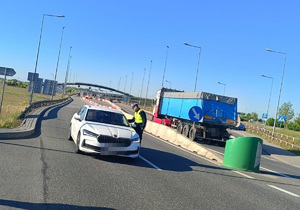 Policjanci podczas sprawdzania trzeźwości kierowców na węzłach autostradowych