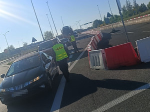 Policjanci podczas sprawdzania trzeźwości kierowców na węzłach autostradowych