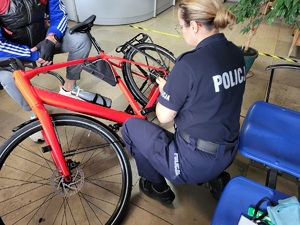 Policjantka podczas znakowania rowerów na terenie komendy