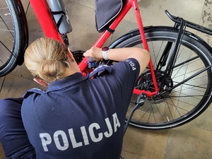 Policjantka podczas znakowania rowerów na terenie komendy