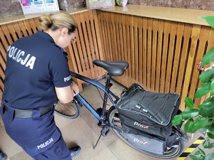 Policjantka podczas znakowania rowerów na terenie komendy