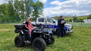 Policjanci podczas pikniku z okazji Dnia Dziecka