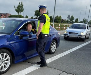 Policjant podczas kontroli stanu trzeźwości kierowcy