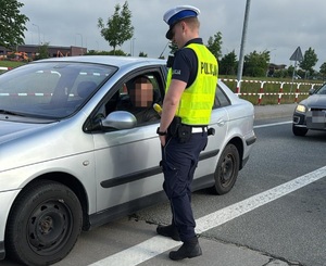 Policjant podczas kontroli stanu trzeźwości kierowcy