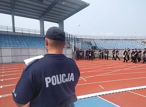 Policjanci podczas szkolenia na terenie stadionu miejskiego