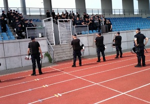 Policjanci podczas szkolenia na terenie stadionu miejskiego