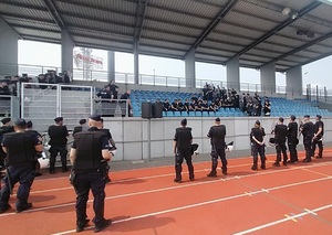 Policjanci podczas szkolenia na terenie stadionu miejskiego