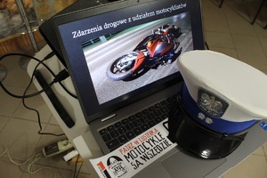 Policjant podczas spotkania z motocyklistami