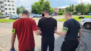 Policjanci podczas czynności z osobą zatrzymaną