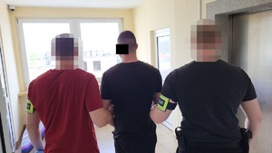 Policjanci podczas czynności z osobą zatrzymaną