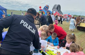 Policjanci podczas pikniku rodzinnego