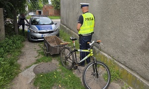 Policjant podczas czynności przy zatrzymaniu nietrzeźwego rowerzysty.