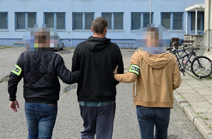 Policjant podczas czynności przy zabezpieczonym mieniu